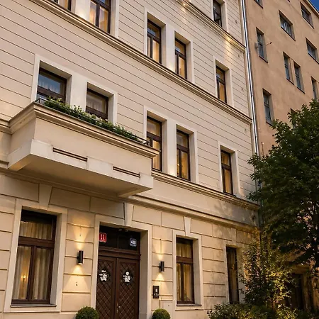 Korunovacni 30 *
