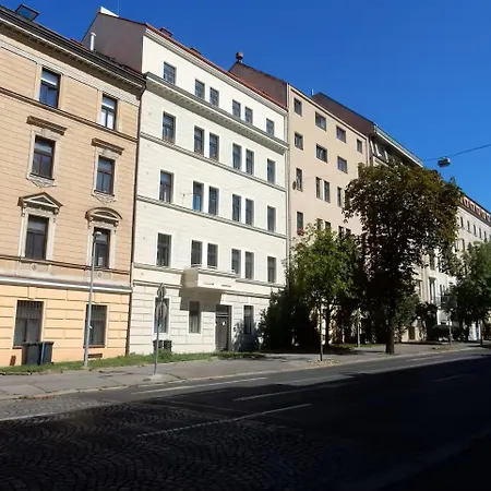 Korunovacni 30 Daire Prag